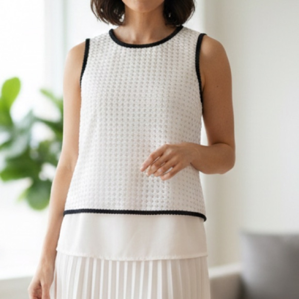 Karl Lagerfeld Paris top Size XS-S Knit geometric shapes with split back